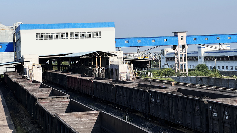 鐵路運輸知道煤炭怎么卸的，了解下火車如何裝車的！